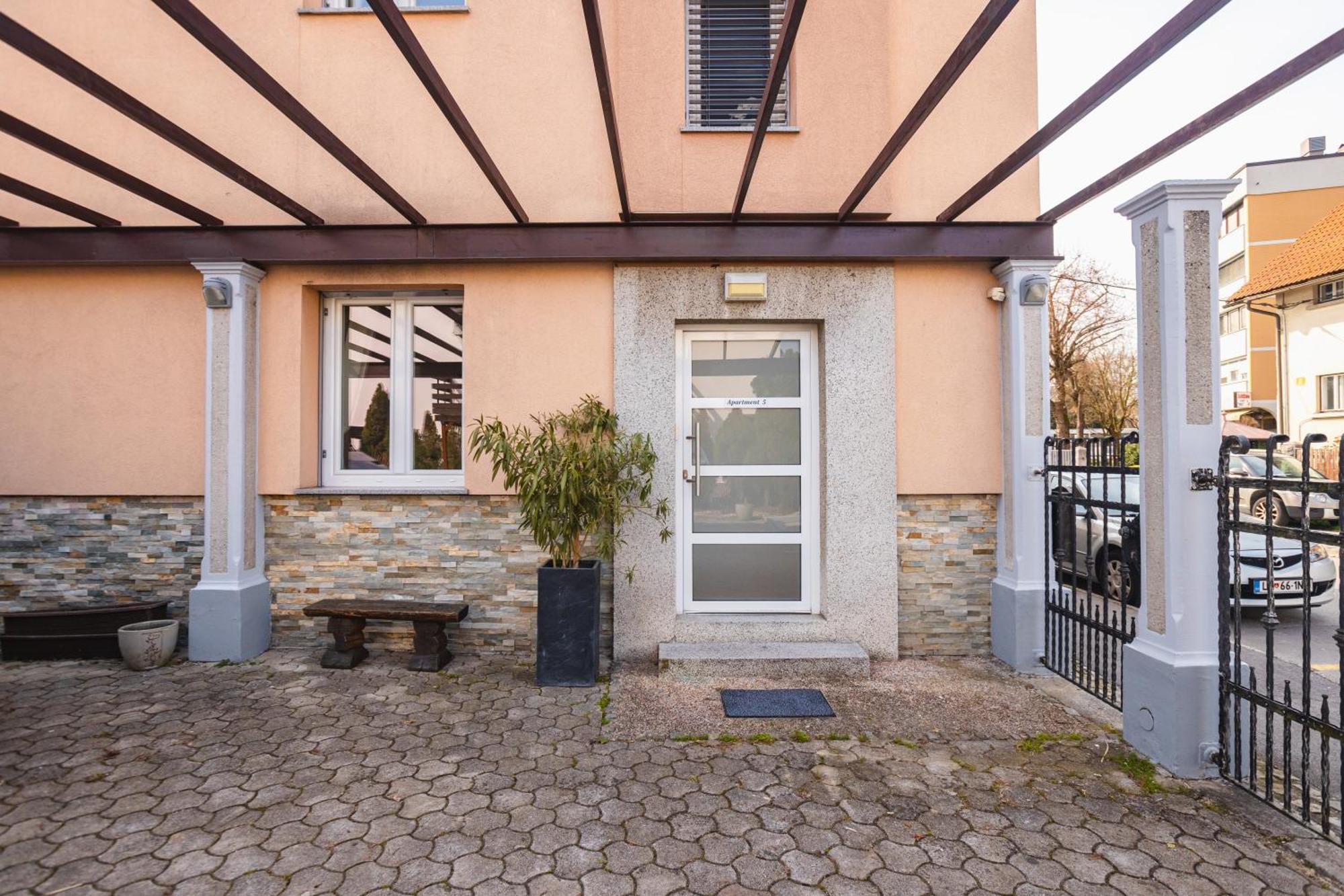 Vila Klara Apartments リュブリャナ エクステリア 写真