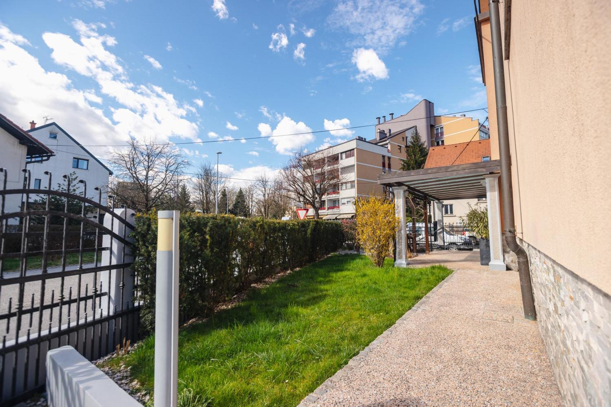 Vila Klara Apartments リュブリャナ エクステリア 写真